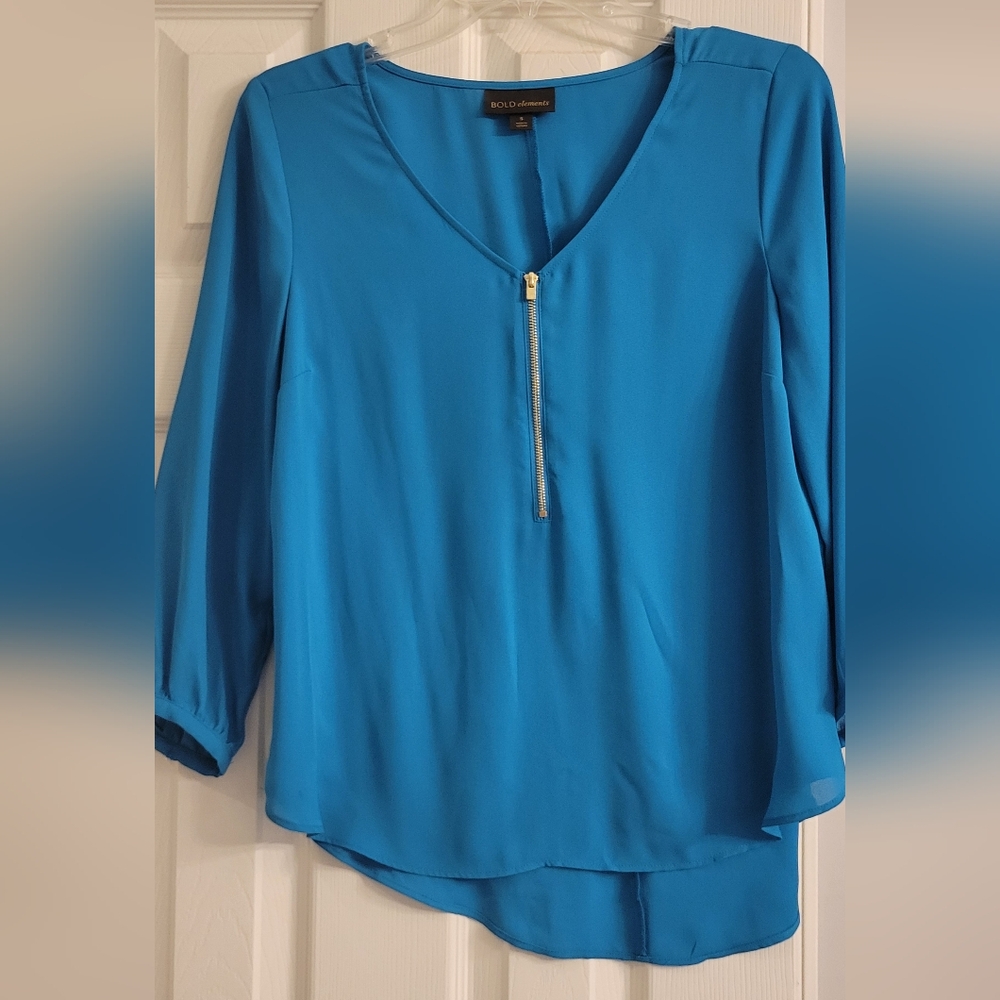 Bold Elements, small, bright teal.